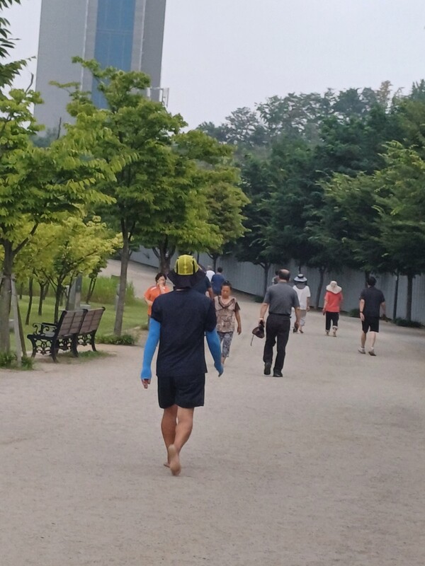      맨발걷기가 혈액순환 등 건강에 유익한 것으로 알려지면서 시민들이 더위를 피해 이른아침                         경산 중산지에서  맨발걷기를 하고 있다.  김영곤 기자