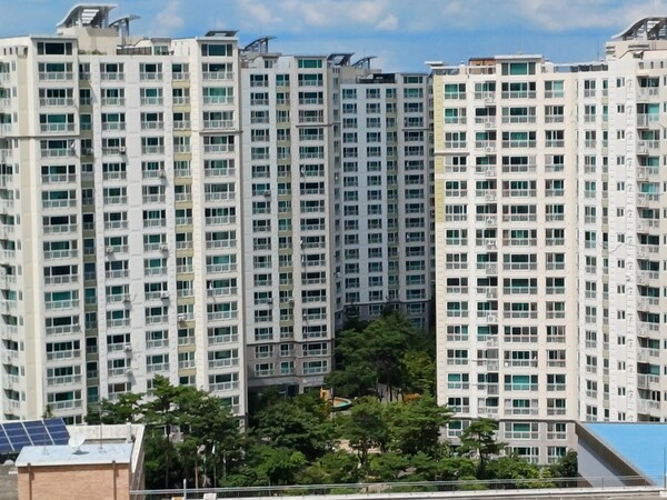 국경일에 태극기를 다는 가정이 예전에 비해 크게 줄어 국기를 게양한 가정을 찾아보기가 어렵다. 사진은 경북 경산시 사동의 한 대단지 아파트의 8월 15일  전경