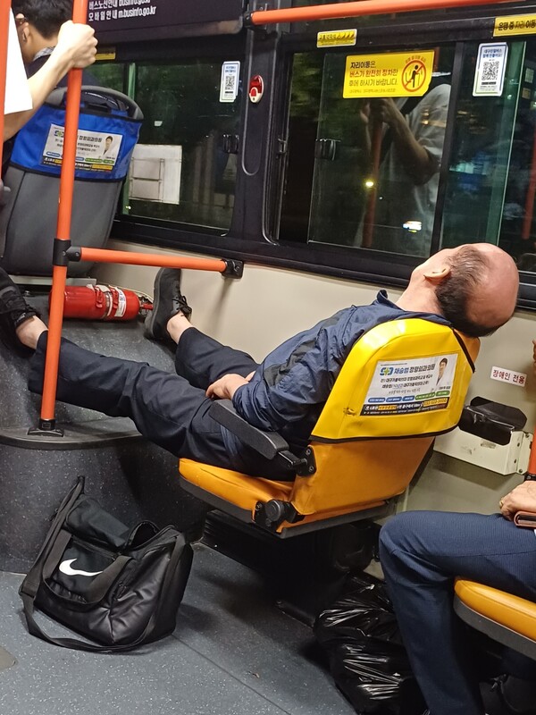 대구에서 경산으로 가는 시내버스 안에 하루 일을 마치고 퇴근하는 한 노동자가 잠에 골아떨어져 꿀맛 같은 잠(휴식)을 자고 있다.