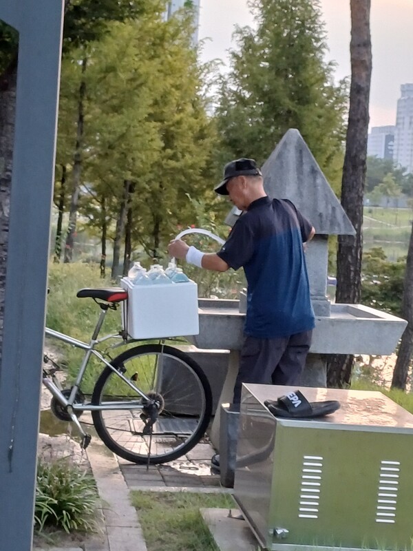 최근 맨발걷기 열풍으로 아침 이른시간부터 맨발걷기를 하는 시민들이 늘고 있다.경산시가 맨발걷기 후 발을 깨끗이 씻을수 있도록  중산지에  설치해 놓은 상수도 시설에서 물을 받아 가는 시민이 있다. 무슨 용도로 하루에 몇 번 물을 받아 가는지 알 수 없지만 혹 약수터로 착각하는건 아닌지?  이를  보는 시민들은 의아해 하고 있다. 김영곤 기자