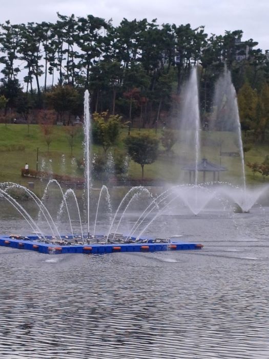     10월 20일 오후 4시경 중산지 분수대는 추운날씨에도 어김없이 분수를 힘차게 뿜었다.