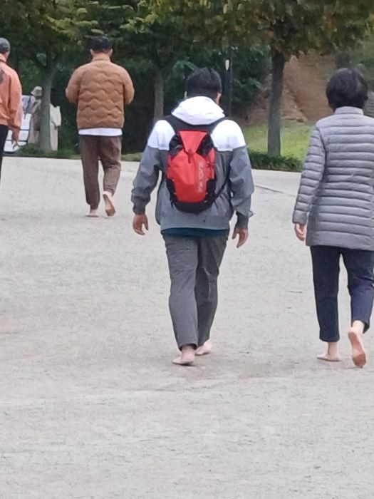 10월 20일 올 가을들어 가장 기온이 낮은 날씨에 시민들이 패딩을 입고 중산지에 나와 운동을 하고 있다.