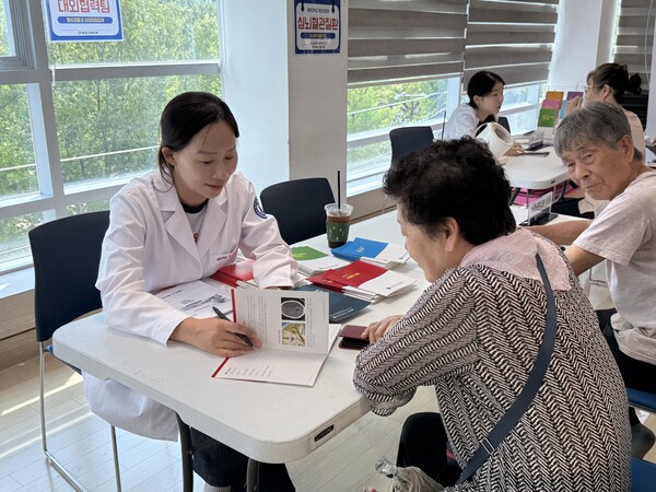 계명대학교 동산의료원이 9월 3일 내당노인복지관에서 ‘지역민 건강을 위한 나눔과 섬김의 의료 봉사’ 행사를 열었다.