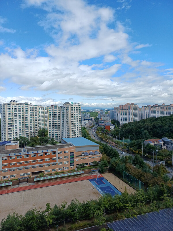 9월 20일 정오 경산 사동고등학교 부근 전경. 이날 오전에 비가 많이 내리더니 비가 그치고 오랫만에 맑게 개인 가을하늘을 볼 수 있다.