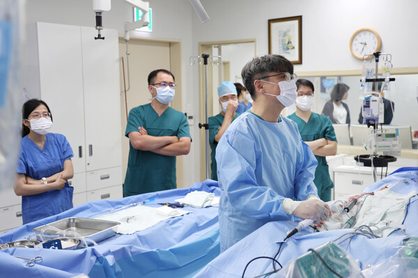                                방사선 제로 부정맥 도자절제술 시연중인 박형섭 교수