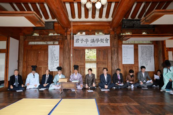 청도군 화양읍 유등리 원산재에서 지난 9일 청도 유림 200여 명이 모인 가운데 군자정 강학계가 열렸다.