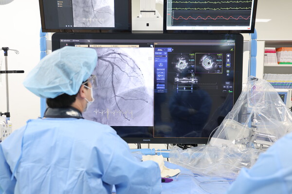                                      아비고 플러스(AVIGO Plus) 장비를 활용해 시술중인 윤혁준 교수