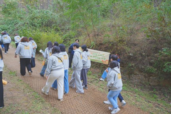    숲해설사와 함께 숲길 명상을 하며 정서적 안정을 찾기 위한‘오색오감 힐링걷기’를 운영했다.