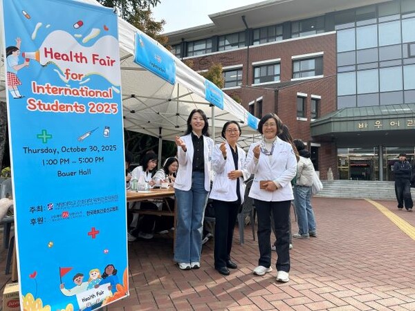 계명대 간호대학은 10월 30일(목) 성서캠퍼스 바우어관 일대에서 외국인 유학생을 위한 건강검진과 헬스페어 행사를 진행했다(좌부터 계명대 간호학과 서은혜 교수, 이은숙 교수(목회간호위원장), 조미경 교수)