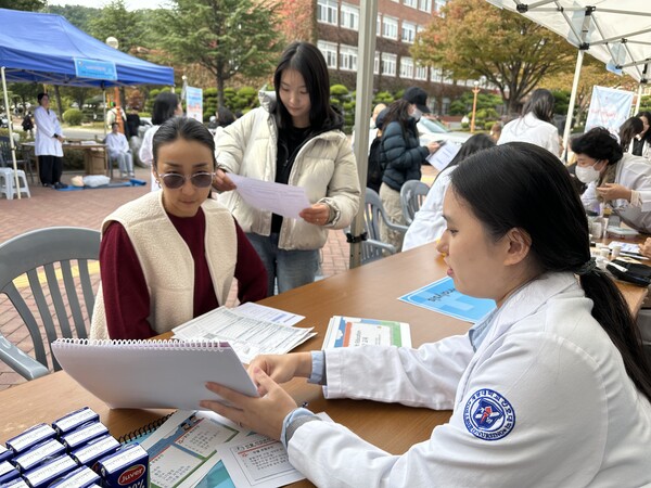                                     외국인 학생이 건강상담을 받고 있다